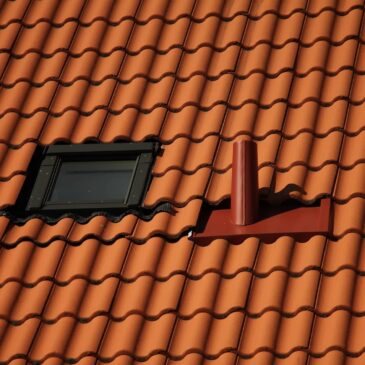 Les secrets pour un nettoyage efficace de votre toiture en tuiles